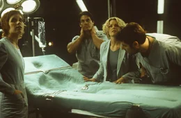 Nachdem Sebastian Caine das Serum erhalten hat, l&ouml;st sich sein K&ouml;rper tats&auml;chlich vor den Augen seiner Kollegen Linda (Elisabeth Shue, 2.v.r.), Carter (Greg Grunberg, r.), Sarah (Kim Dickens, 2.v.l.) auf ...