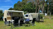 Es m&uuml;ssen nicht immer die neuesten Campingwagen sein: Diese hier stammen noch aus DDR-Zeiten und sind auf dem "Campingplatz am See" die Hingucker.