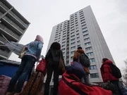 Ein ern&uuml;chternder Ausblick: Trixie Kuntze (Alwara H&ouml;fels, l.) und ihre Kinder Murat (Julius Gabriel G&ouml;ze, 2.v.r.), Afia (Latisha Kohrs, 2.v.l.) und Sean (Lior Kudrjawizki, r.) ziehen in den 17. Stock einer Plattenbausiedlung in Berlin.