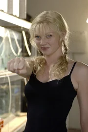 Rikki (Cariba Heine) will dem Betr&uuml;ger Barry eine Lektion erteilen.