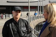 Harry Dressler (Florian Fitz, l.) versucht, Martina Seiffert (Astrid M. F&uuml;nderich, r.) Fragen zum Opfer zu beantworten.