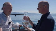 Prof. Christian Laforsch (links) von der Universit&auml;t Bayreuth erkl&auml;rt Karsten Schwanke den Inhalt der Wasserprobe aus dem Bodensee.