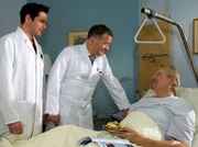 MDR Fernsehen IN ALLER FREUNDSCHAFT FOLGE 424, "Versuchung", am Freitag (15.11.13) um 11:45 Uhr. Dr. Gerd Behringer (Reiner Sch&ouml;ne, re.), der Leiter einer Klinik f&uuml;r Endoprothetik in Berlin, ist sehr zufrieden mit Dr. Brentanos (Thomas Koch, li.) Arbeit. Auch Chefarzt Dr. Heilmann (Thomas R&uuml;hmann, mi.) ist zufrieden mit Dr. Brentano.