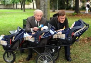 Opa Jakob (G&uuml;nther Maria Halmer, li.) und Papa Thomas (Jens Atzorn) k&uuml;mmern sich r&uuml;hrend um "ihre" Drillinge.
