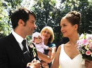 ARD STURM DER LIEBE FOLGE 1382, am Montag (26.09.11) um 15:10 Uhr im ERSTEN. Hochzeit: Robert (Lorenzo Patan&eacute;, l.) und Eva (Uta Kargel, r.) geben sich das Ja-Wort, Charlotte (Mona Seefried, M.) und die kleine Valentina sind entz&uuml;ckt.