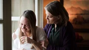 Merle (Lena Kalisch) ist verzweifelt. Ilka (Birge Schade) versucht sie zu trösten. Merle (Lena Kalisch) ist verzweifelt. Ilka (Birge Schade) versucht sie zu trösten.
