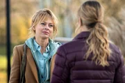 Dr. Ina Schulte (Isabell Gerschke, l.) hat einen eindrucksvollen Rat für Assistenzärztin Viktoria Stadler (Isabella Krieger, r.). Dr. Ina Schulte (Isabell Gerschke, l.) hat einen eindrucksvollen Rat für Assistenzärztin Viktoria Stadler (Isabella Krieger, r.).