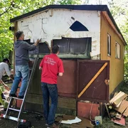 Am Bergwitzsee wird ein Geheimnis gel&uuml;ftet. Um den Bau von einem alten Bungalow ranken sich Ger&uuml;chte. Platzchef Marek (re.) will herausfinden, was sich hinter der Holzfassade verbirgt.