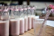 Der Begrüßungsdrink: Erdbeer-Milchshake. Der Begrüßungsdrink: Erdbeer-Milchshake.