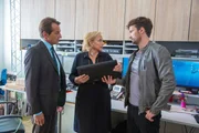 Radek (Hans-Werner Meyer, l.) und Alex (Aleksandar Radenkovic, r.) erwischen Andys Chefin (Judith von Radetzky, M.) bei dem Versuch, Dateien von Andys Laptop zu löschen und nehmen diesen mit aufs Präsidium. Radek (Hans-Werner Meyer, l.) und Alex (Aleksandar Radenkovic, r.) erwischen Andys Chefin (Judith von Radetzky, M.) bei dem Versuch, Dateien von Andys Laptop zu löschen und nehmen diesen mit aufs Präsidium.