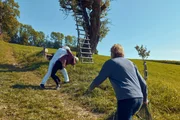 Spurensicherer Franz Wohlfahrt (Helmut Bohatsch, r.) kommt dazu, als ein Lutz Hackl (Wolfgang Rauh, l.) im Imkeranzug Tilda Althammer (Barbara Lehner, M.) &uuml;berw&auml;ltigt.
