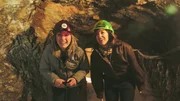 Julia Cencig im Gespr&auml;ch mit Bergwerksf&uuml;hrerin Leila Meroi im Bergwerk Cave del Prebil.