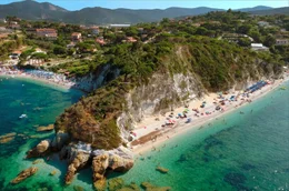 Wei&szlig;e Sch&ouml;nheit &ndash; der Strand der Capo Bianco bei Portoferraio auf der italienischen Insel Elba