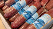 In Souveniershops in Norwegen wird Wurst aus Walfleisch angeboten. Sie darf jedoch nicht in die EU importiert werden. In Souveniershops in Norwegen wird Wurst aus Walfleisch angeboten. Sie darf jedoch nicht in die EU importiert werden.
