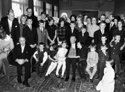 Die Adenauers sind ein richtiger Clan, dies wird besonders an Gro&szlig;ereignissen, wie zum 90. Geburtstag des Altbundeskanzler Konrad Adenauer deutlich. Am 5. Januar 1966 feierten in gro&szlig;er Runde: Konrad Adenauer (M, sitzend) mit Sohn Konrad (vorn l, i. Sessel), dahinter (mit wei&szlig;em Einstecktuch) Schwiegersohn Jan Reiners, Sohn Paul (r, m. Brille). In der letzten Reihe: Gisela Adenauer (Mitte, wei&szlig;er Hut), Frau von Sohn Max, Tochter Lisbeth Werhahn (r. daneben, m. Hut) und Schwiegertochter Lola Adenauer (weiter r., m. Halskette), die Frau von Sohn Konrad.