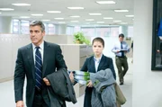 Ryan (George Clooney, li.) zeigt der jungen, ambitionierten Natalie (Anna Kendrick, Mi.), was es wirklich hei&szlig;t, Mitarbeiter und Mitarbeiterinnen zu entlassen.
