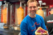 Warum kostet derselbe Döner mal 3,99 Euro und mal 10,50 Euro? In „Ausgerechnet – Döner" findet Daniel Aßmann heraus, wie Standort, Qualität und Produktionskosten den Preis des beliebten Fladenbrot-Gerichts beeinflussen – und lernt ein alternatives Geschäftsmodell kennen, das den steten Preisanstieg stoppen will. Warum kostet derselbe Döner mal 3,99 Euro und mal 10,50 Euro? In „Ausgerechnet – Döner" findet Daniel Aßmann heraus, wie Standort, Qualität und Produktionskosten den Preis des beliebten Fladenbrot-Gerichts beeinflussen – und lernt ein alternatives Geschäftsmodell kennen, das den steten Preisanstieg stoppen will.