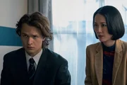 Jake Adelstein (Ansel Elgort, l.); Eimi (Rinko Kikuchi, r.)