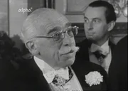 Der Unternehmer Manfred Mautner Markhof bekommt das große goldene Ehrenzeichen für seine Verdienste. Fürst Schwarzenberg gibt eine Brautsoiree aus Anlass der Verheiratung seiner Tochter. All das ist Teil der Filmdokumentation von Wolfgang Dern von 1969. Aber Dern zeigt auch die andere, die entgegengesetzte Seite der sozialen Stufenleiter wie z. B. einen Postbeamten, der mit seiner Frau und seinem Kind in einer winzigen Altbauwohnung lebt: ohne fließend Wasser und mit Bassena und Toilette im Hof. Der Unternehmer Manfred Mautner Markhof bekommt das große goldene Ehrenzeichen für seine Verdienste. Fürst Schwarzenberg gibt eine Brautsoiree aus Anlass der Verheiratung seiner Tochter. All das ist Teil der Filmdokumentation von Wolfgang Dern von 1969. Aber Dern zeigt auch die andere, die entgegengesetzte Seite der sozialen Stufenleiter wie z. B. einen Postbeamten, der mit seiner Frau und seinem Kind in einer winzigen Altbauwohnung lebt: ohne fließend Wasser und mit Bassena und Toilette im Hof.