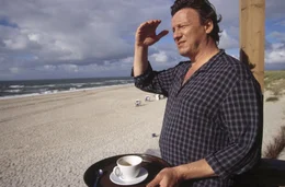 Sein Naturell l&auml;sst keine Temperamentsausbr&uuml;che zu: Nichtsdestotrotz macht sich Nordlicht Peterson (Hannes Hellmann) daran, seinen neuen Rettungsschwimmern auf die Schliche zu kommen ...