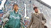 Fr&uuml;her grau und lebensgef&auml;hrlich, heute ein buntes Mahnmal: Lisa und Lena vor den &Uuml;berresten der Mauer, die mitten durch Berlin verlief.