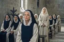 Als Benedetta (Virginie Efira, vorne) von r&auml;tselhaften Schmerzen heimgesucht wird, wird ihr die junge Novizin Bartolomea (Daphn&eacute; Patakia, hinten stehend) zur Seite gestellt, die sie pflegen soll.