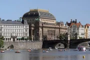 In Prag gilt der Golem als Besch&uuml;tzer und Bedrohung zugleich. Der Legende nach erweckte ein Rabiner die stumme, seelenlose Tonfigur zum Leben, damit sie &uuml;ber das j&uuml;dische Viertel wachte. Doch die Kreatur entzog sich der Kontrolle ihres Sch&ouml;pfers ...