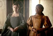 Maggie Pole (l., Laura Carmichael) und Lina de Cardonnes (r., Stephanie Levi-John).
