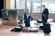 Ryan (George Clooney, r.) nimmt die neue, junge Kollegin Natalie (Anna Kendrick, l.) mit auf einige seine Dienstreisen, damit sie einen Eindruck von seiner Arbeit bekommt. Zun&auml;chst f&uuml;hrt er sie in alle Tricks der Vielfliegerei ein, doch schon bald macht sie ihm klar, dass ein Leben voller Einsamkeit trauriger ist als ein Leben mit Familie, Freunden und Liebe ...