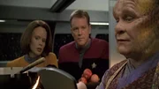 B'Elanna Torres (Roxann Dawson, l.), Lt. Tom Paris (Robert Duncan McNeill, m.) und Neelix (Ethan Phillips, r.) B'Elanna Torres (Roxann Dawson, l.), Lt. Tom Paris (Robert Duncan McNeill, m.) und Neelix (Ethan Phillips, r.)