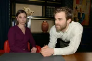 Matilda (Anna-Katharina Fecher) und Julian (Onno Buß) haben einen Plan, wie sie die Bank retten könnten. Matilda (Anna-Katharina Fecher) und Julian (Onno Buß) haben einen Plan, wie sie die Bank retten könnten.