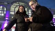 Brigitte (li.) und ihre Tochter Jana reisen nach Dresden. Neben Sightseeing wartet ein Highlight auf sie - das Konzert von Brigittes Lieblingsmusikern, den Amigos.