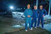 Eric Mayer (l.) steht mit Alexander Gerst (r.) und Matthias Maurer (M.) in der LUNA-Halle am DLR-Standort in K&ouml;ln.
