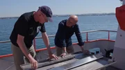 Dr. Martin Wessels (links) vom Institut f&uuml;r Seenforschung in Langenargen zeigt Karsten Schwanke einen Sedimentbohrkern vom Grund des Bodensees aus 160 Metern Tiefe. Damit rekonstruiert der Forscher die Geschichte des Sees.