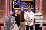 Moderator Kai Pflaume (M.) und seine Rateteam-Kapit&auml;ne Bernhard Ho&euml;cker (l.) und Wotan Wilke M&ouml;hring (r.) begr&uuml;&szlig;en in dieser Sendung den Cellist Jodok Vuille (2.v.l.) und den Star-Geiger David Garrett (2.v.r.).