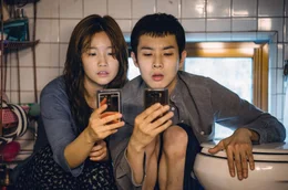 Ki Woo (Choi Woo-shik) und seine Schwester Ki Jung (Park So-dam) m&uuml;ssen sich sogar das W-LAN schnorren.