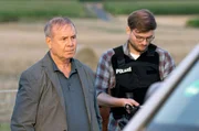 Norbert Bartels (Joachim Kr&oacute;l, links) nimmt die Aussage des mutma&szlig;lichen T&auml;ters Stephan Ernst entgegen.