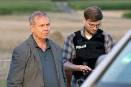 Norbert Bartels (Joachim Kr&oacute;l, links) nimmt die Aussage des mutma&szlig;lichen T&auml;ters Stephan Ernst entgegen.