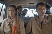 Entf&uuml;hrt von den Taliban (vorne): Morgane Ferru als Daniela, Sven Schelker als David