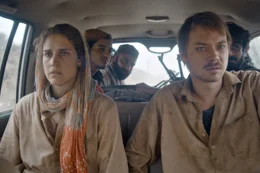 Entf&uuml;hrt von den Taliban (vorne): Morgane Ferru als Daniela, Sven Schelker als David