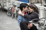 Erste Liebe: Viveik Kalra als Javed, Nell Williams als Eliza