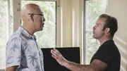 Gemeinsam mit Captain Tanaka (Michael Paul Chan, l.) versucht Danny (Scott Caan, r.) alles, um einen Komapatienten, der in seinem letzten Fall im Hawaiian Police Department als Kronzeuge ausgesagt hat, zu besch&uuml;tzen ...