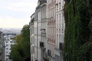 Anfang des 20. Jahrhunderts stellte der Maler Maurice Utrillo die Fassaden und Gassen Montmartres in den Mittelpunkt seiner Bilder. Sein Stil kontrastierte bleigraue Himmel der Einsamkeit mit dem heiter-ausgelassenen Ambiente des Viertels.