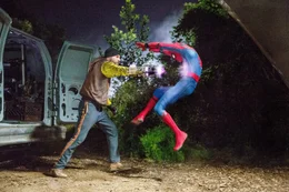 Mit Superwaffen gegen einen Superhelden, l-r: Logan Marshall-Green als Jackson Brice und Tom Holland als Spider-Man.