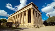 Das Bild zeigt den Hephaistos-Tempel, einen antiken griechischen Tempel, der dem Gott der Handwerkskunst und der Metallbearbeitung gewidmet ist.