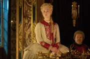 Catherine (Elle Fanning, l.), Velementov (Douglas Hodge, r.). Catherine (Elle Fanning, l.), Velementov (Douglas Hodge, r.).