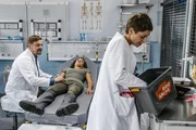 Dr. Marc Lindner (Christian Beermann, l.) versorgt Fine Fischer (Milena Straube, M.), die von einer Giftschlange gebissen wurde. Beim Versuch die Schlange zu identifizieren, wird Theresa (Katharina Nesytowa, r.) ebenfalls gebissen … Dr. Marc Lindner (Christian Beermann, l.) versorgt Fine Fischer (Milena Straube, M.), die von einer Giftschlange gebissen wurde. Beim Versuch die Schlange zu identifizieren, wird Theresa (Katharina Nesytowa, r.) ebenfalls gebissen …
