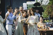 Ki Jung (Park So-dam, 3. v. re.) ist sehr beliebt in der Familie Park (Lee Sun-kyun, Cho Yeo-jeong).