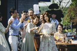 Ki Jung (Park So-dam, 3. v. re.) ist sehr beliebt in der Familie Park (Lee Sun-kyun, Cho Yeo-jeong).