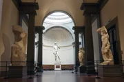 Das Italien der Renaissance scheute sich nicht vor nackten K&ouml;rpern: Davon zeugt Michelangelos monumentaler "David", der zwischen 1501 und 1504 entstanden ist und sich seit 1873 in der Galleria dell'Accademia in Florenz befindet.